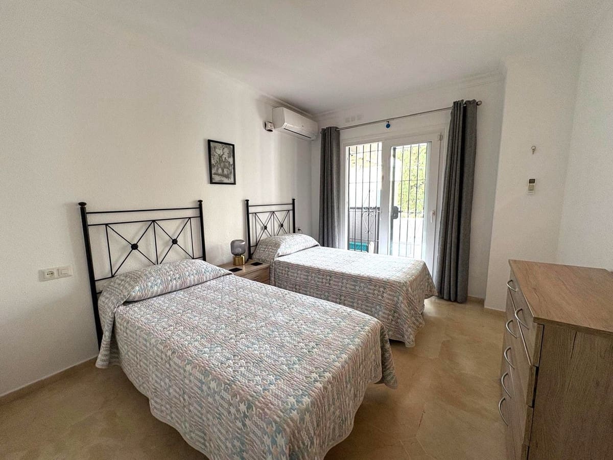 2 slaapkamer Appartement te koop in Riviera del Sol met zwembad - € 340.000 (Ref: 10179544)