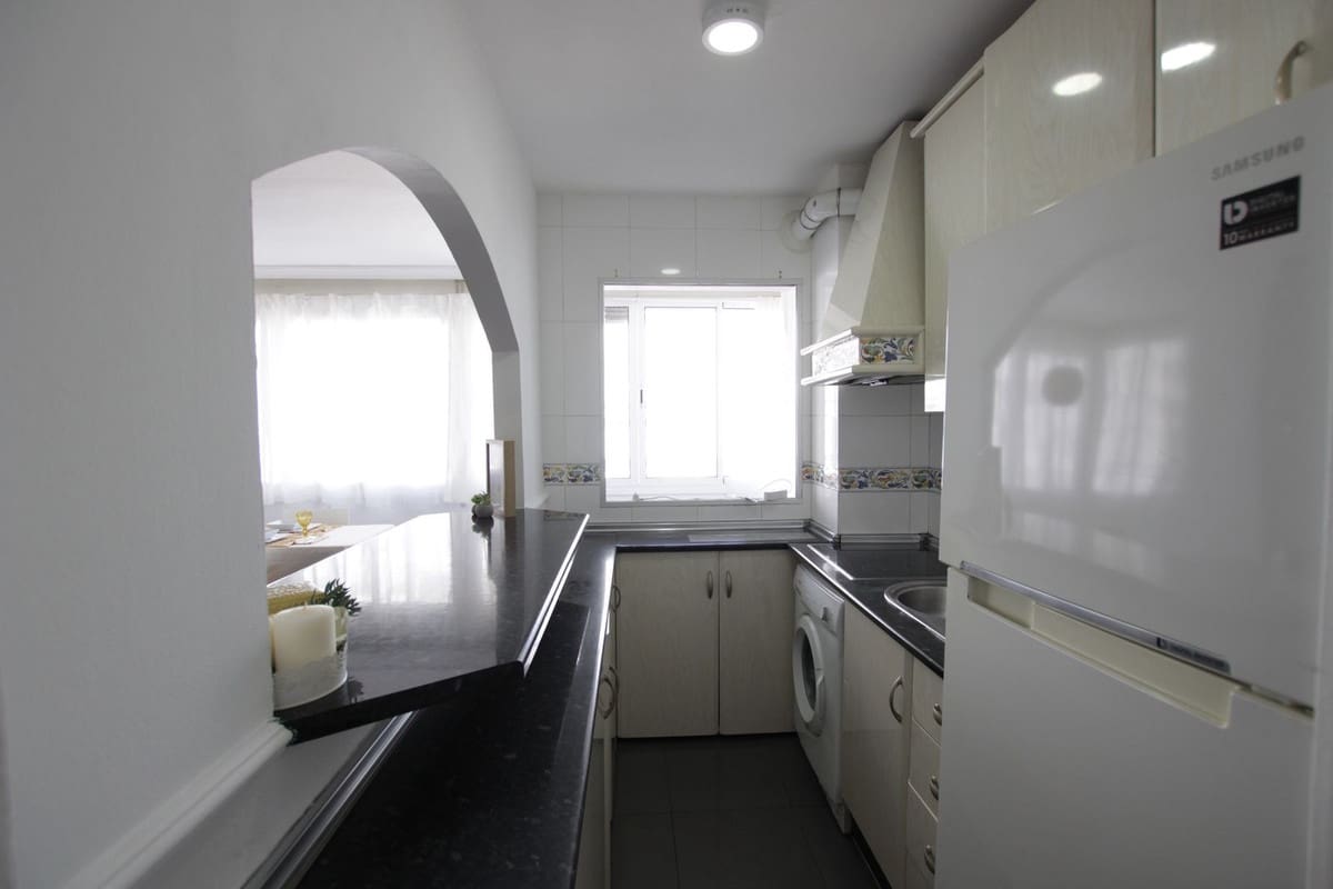 2 bedroom Apartment for sale in Benalmadena Costa with pool garage - € 424,000 (Ref: 10185321)