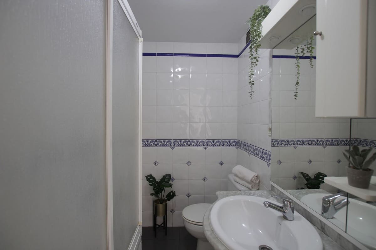 2 bedroom Apartment for sale in Benalmadena Costa with pool garage - € 424,000 (Ref: 10185321)