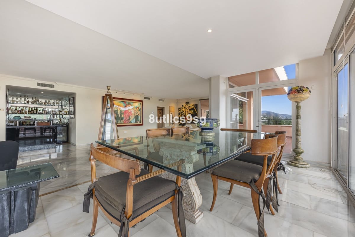 4 soveværelse Lejlighed til salg i Nueva Andalucia med swimmingpool garage - € 1.599.000 (Ref: 10185330)