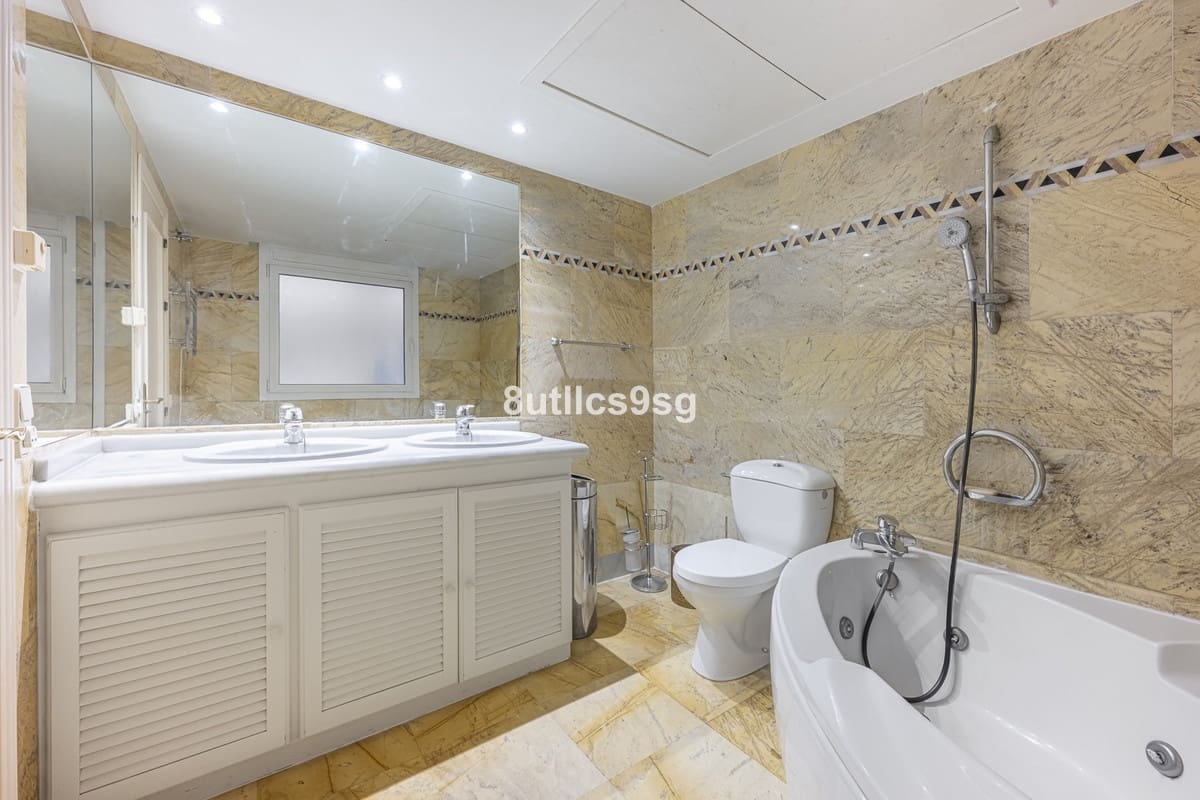 4 soveværelse Lejlighed til salg i Nueva Andalucia med swimmingpool garage - € 1.599.000 (Ref: 10185330)