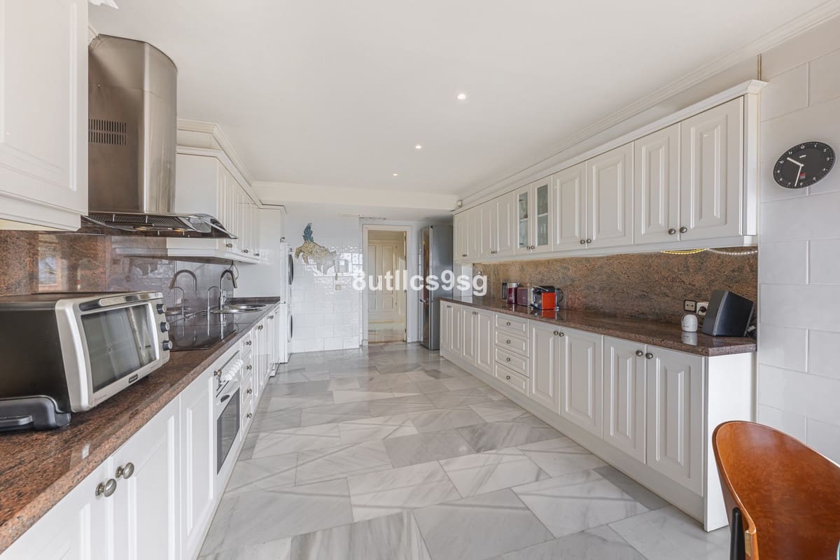 4 soveværelse Lejlighed til salg i Nueva Andalucia med swimmingpool garage - € 1.599.000 (Ref: 10185330)