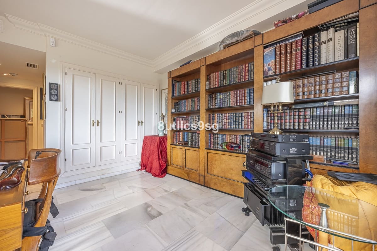 4 soveværelse Lejlighed til salg i Nueva Andalucia med swimmingpool garage - € 1.599.000 (Ref: 10185330)