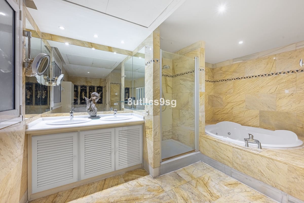 4 soveværelse Lejlighed til salg i Nueva Andalucia med swimmingpool garage - € 1.599.000 (Ref: 10185330)