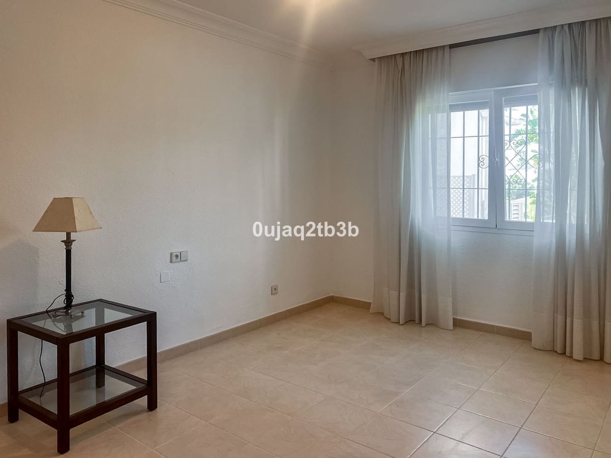 3 makuuhuone Huoneisto myytävänä paikassa Nueva Andalucia mukana uima-altaan - 760 000 € (Ref: 8882280)