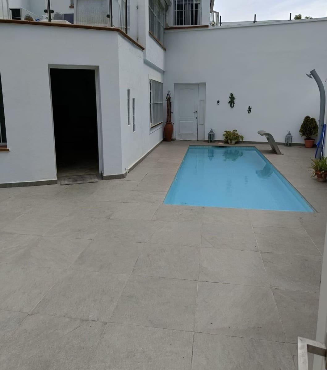 4 slaapkamer Villa te koop in San Pedro de Alcantara met zwembad - € 1.300.000 (Ref: 8885453)