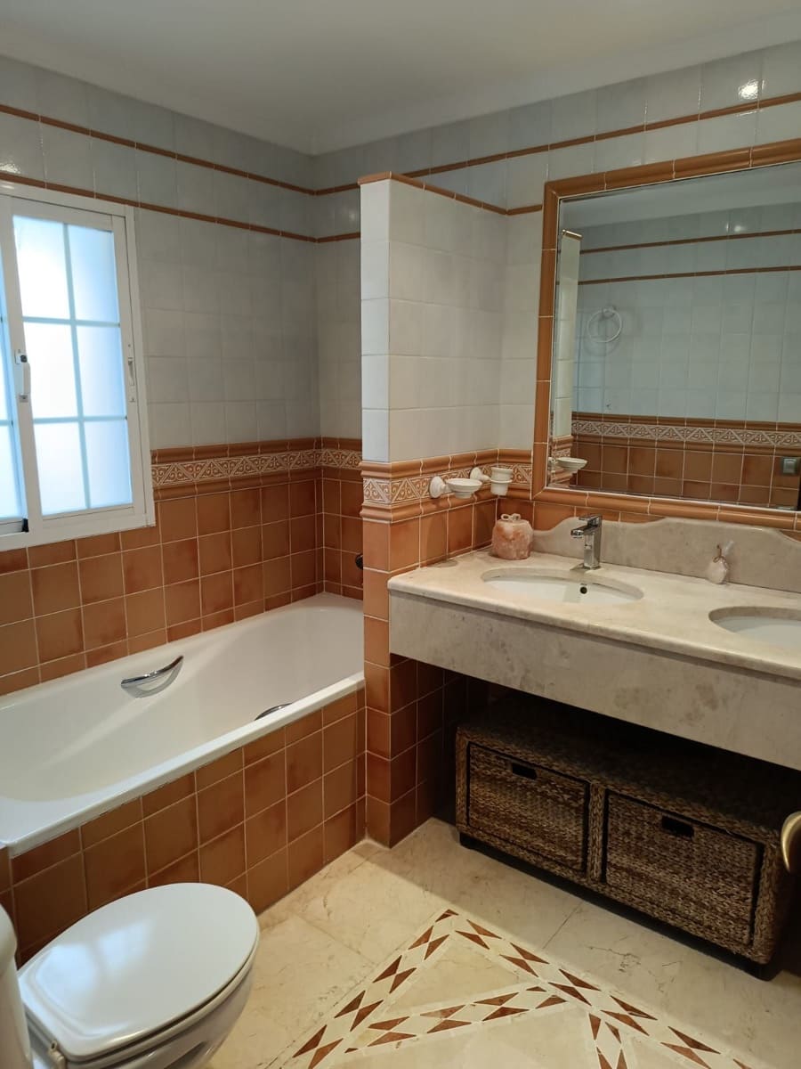 4 slaapkamer Villa te koop in San Pedro de Alcantara met zwembad - € 1.300.000 (Ref: 8885453)