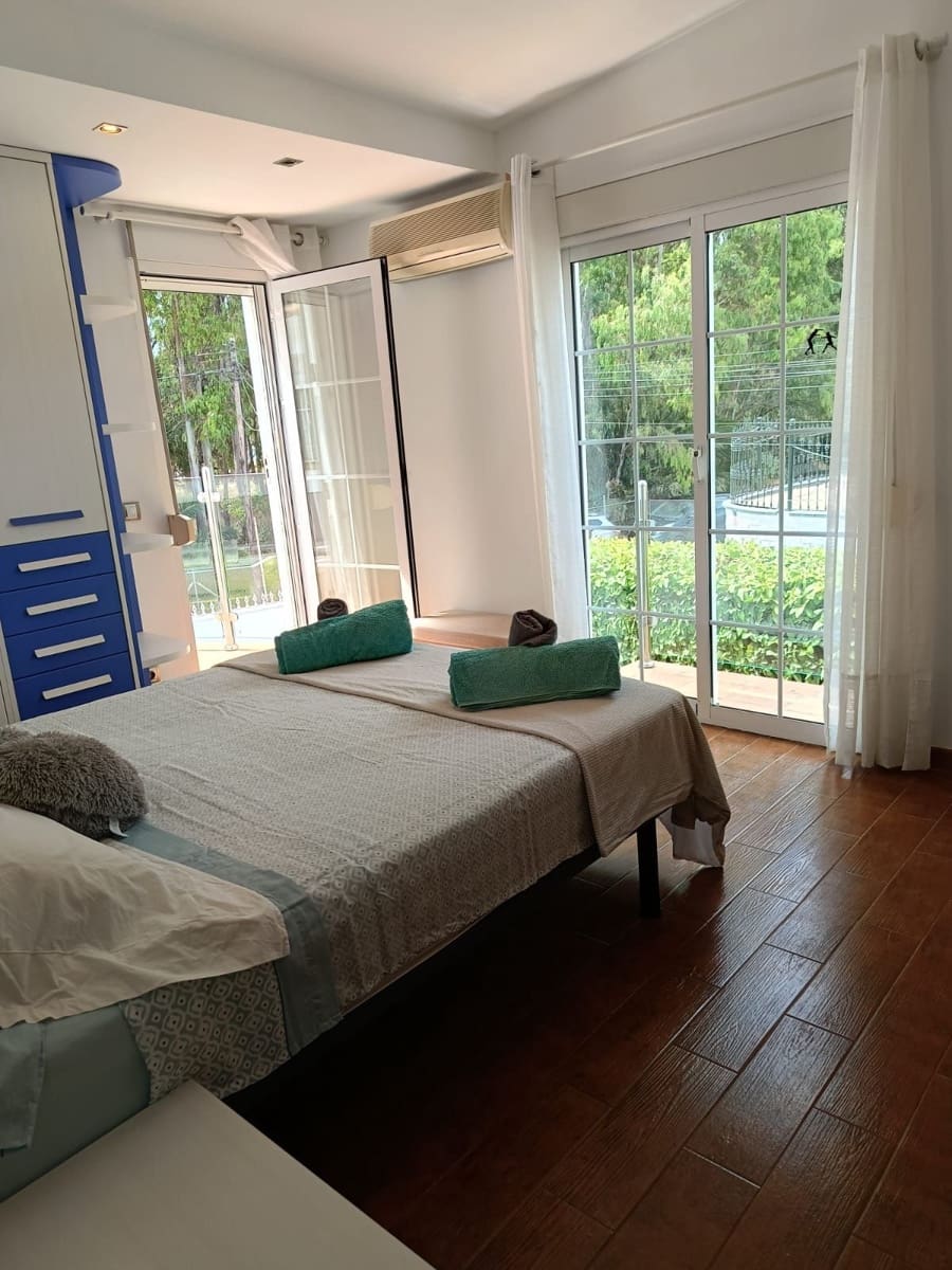 4 slaapkamer Villa te koop in San Pedro de Alcantara met zwembad - € 1.300.000 (Ref: 8885453)