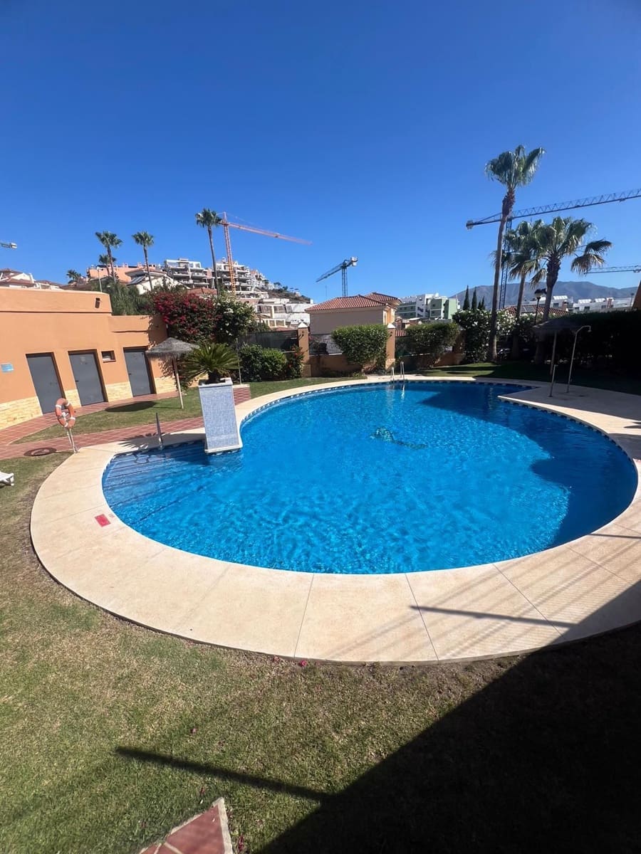 5 soveværelse Semi-Rækkehus til salg i Riviera del Sol med swimmingpool - € 429.000 (Ref: 8897768)
