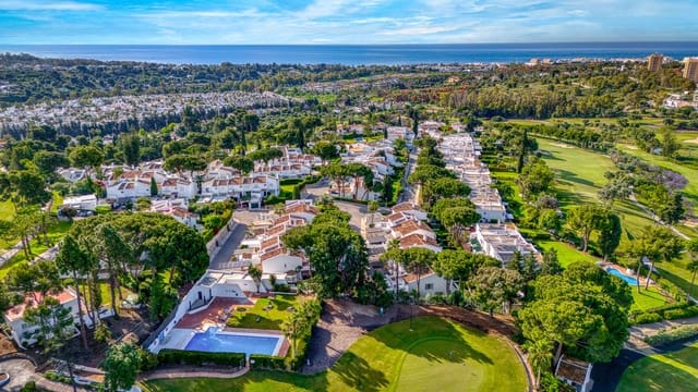 3 soverom Hus til salgs i Nueva Andalucia, Marbella med svømmebasseng garasje - € 950 000 (Ref: 8994149)