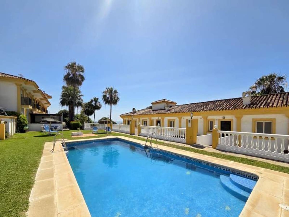3 soveværelse Byhus til salg i Manilva med swimmingpool - € 299.000 (Ref: 9035647)