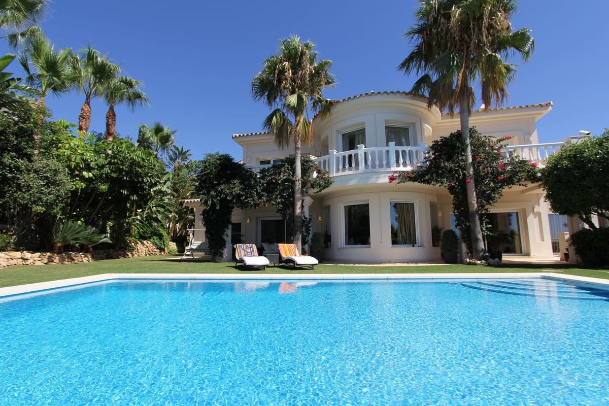 5 soveværelse Villa til salg i Los Monteros med swimmingpool garage - € 2.950.000 (Ref: 9065887)