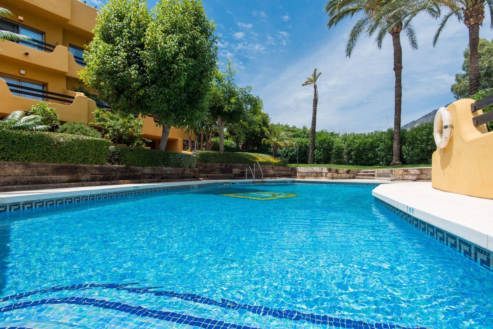 2 soveværelse Byhus til salg i Golden Mile med swimmingpool garage - € 890.000 (Ref: 9074113)