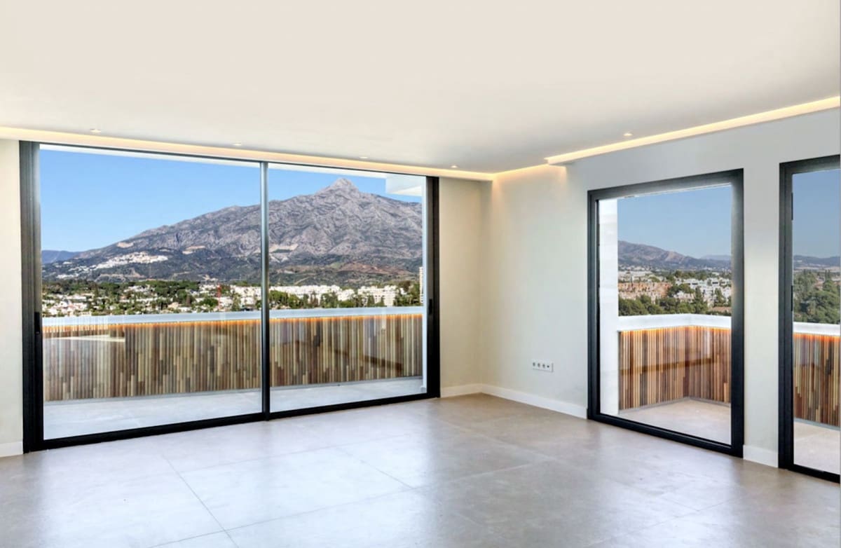 2 soverom Penthouse til salgs i Nueva Andalucia med svømmebasseng garasje - € 902 500 (Ref: 9084829)