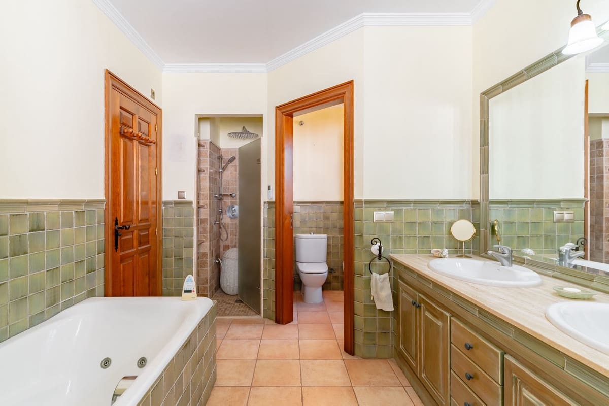 9 soveværelse Villa til salg i Torre del Mar med swimmingpool garage - € 1.650.000 (Ref: 9132793)