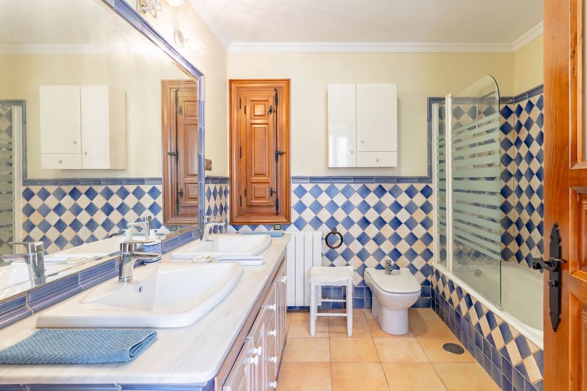 9 soveværelse Villa til salg i Torre del Mar med swimmingpool garage - € 1.650.000 (Ref: 9132793)