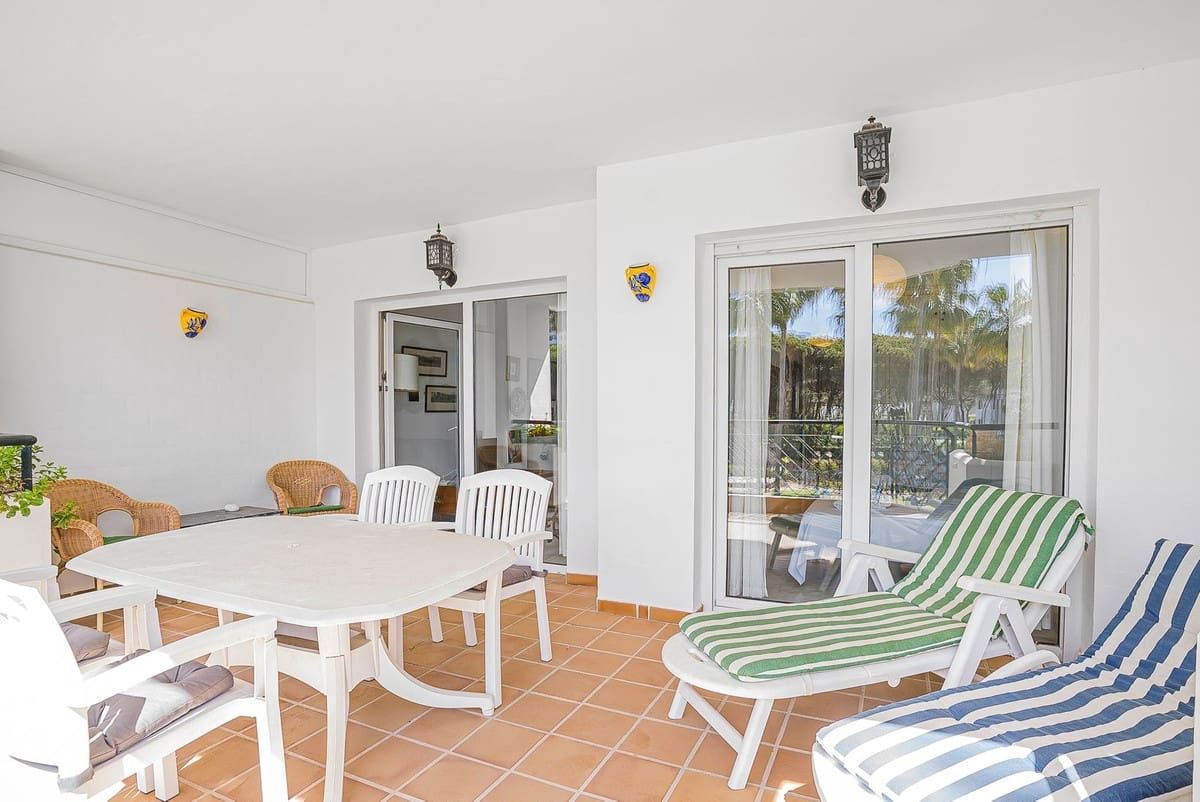 2 bedroom Apartment for sale in Calahonda with pool - € 539,500 (Ref: 9176043)