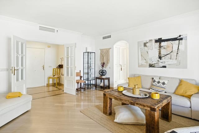 2 soveværelse Lejlighed til salg i Elviria, Marbella med swimmingpool garage - € 750.000 (Ref: 9180718)