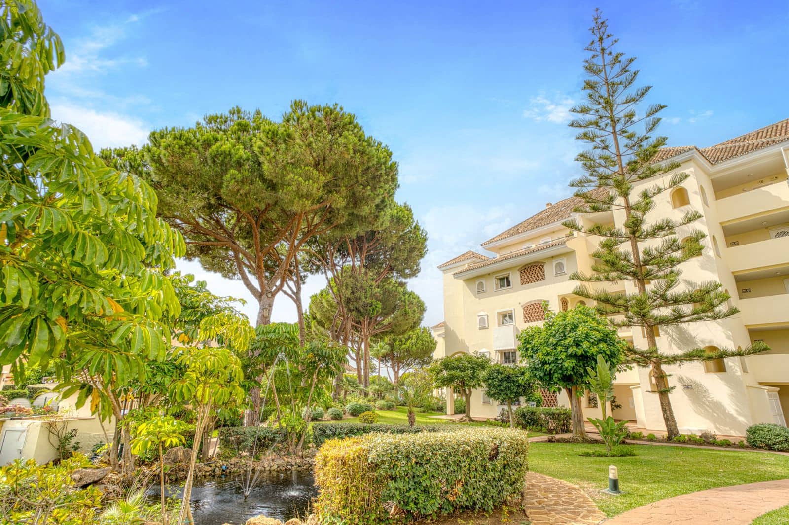 2 soveværelse Lejlighed til salg i Elviria med swimmingpool garage - € 750.000 (Ref: 9180718)