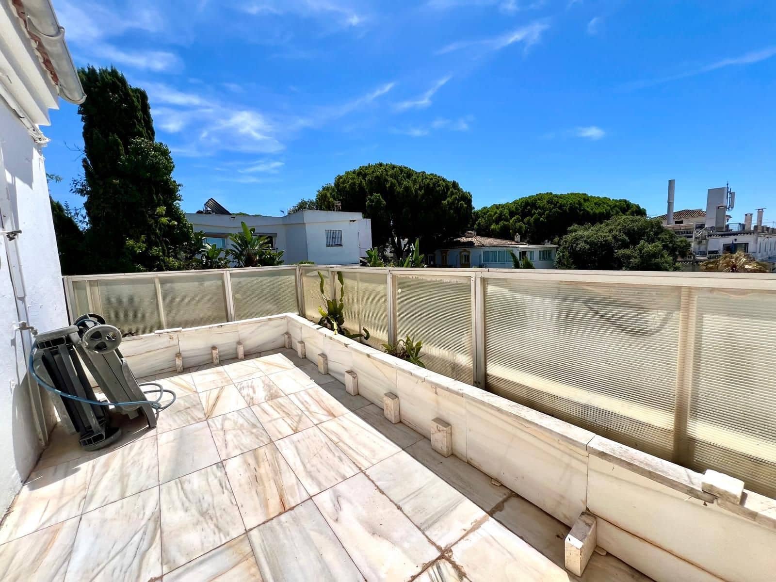 3 sypialnia Apartament na sprzedaż w Elviria z basenem garażem - 425 000 € (Ref: 9237710)