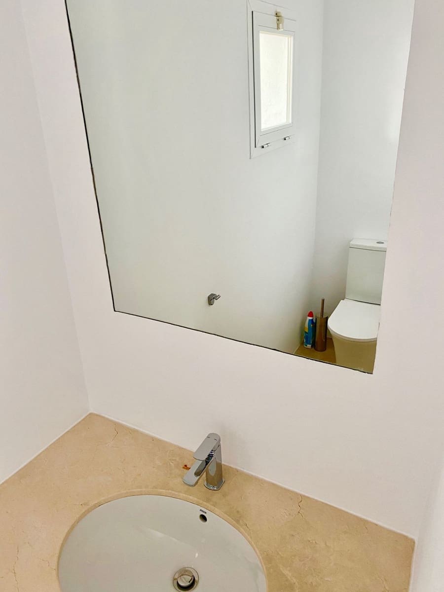 3 makuuhuone Omakotitalo myytävänä paikassa Istan mukana uima-altaan 
autotalli - 449 000 € (Ref: 9237772)