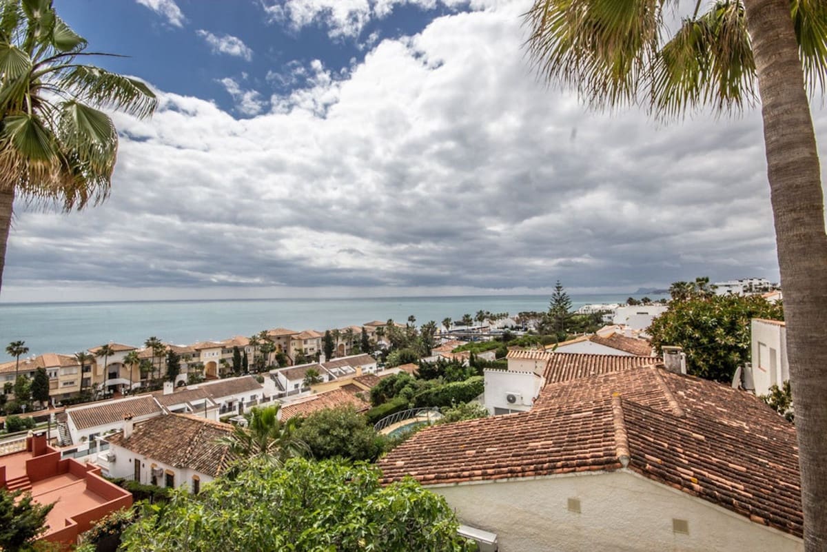 4 quarto Moradia para venda em Estepona com piscina garagem - 790 000 € (Ref: 9239422)