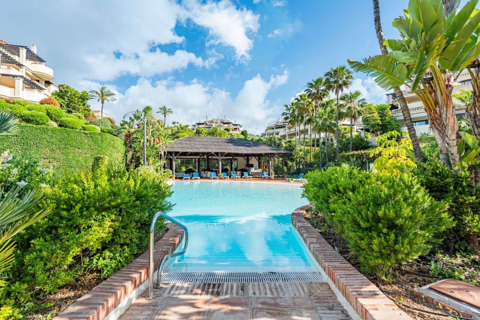 2 soveværelse Lejlighed til salg i Benahavis med swimmingpool garage - € 559.000 (Ref: 9239504)