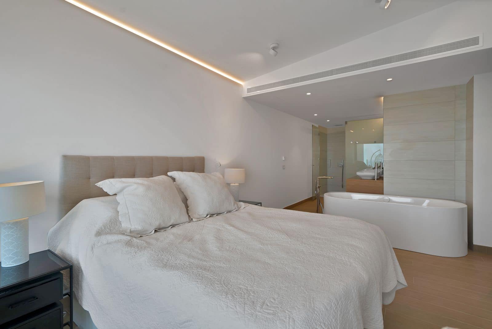 3 bedroom Apartment for sale in Fuengirola with pool garage - € 1,249,000 (Ref: 9289456)