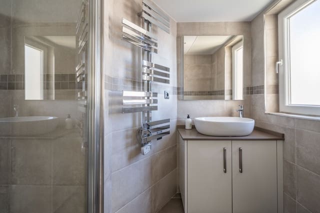 2 quarto Penthouse para venda em Estepona com piscina garagem - 575 000 € (Ref: 9289495)