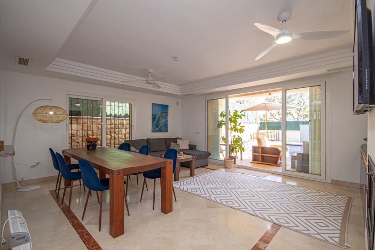 4 soverom Kjedet enebolig til salgs i Riviera del Sol med svømmebasseng garasje - € 595 000 (Ref: 9290019)