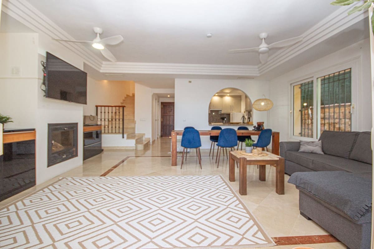 4 soverom Kjedet enebolig til salgs i Riviera del Sol med svømmebasseng garasje - € 595 000 (Ref: 9290019)