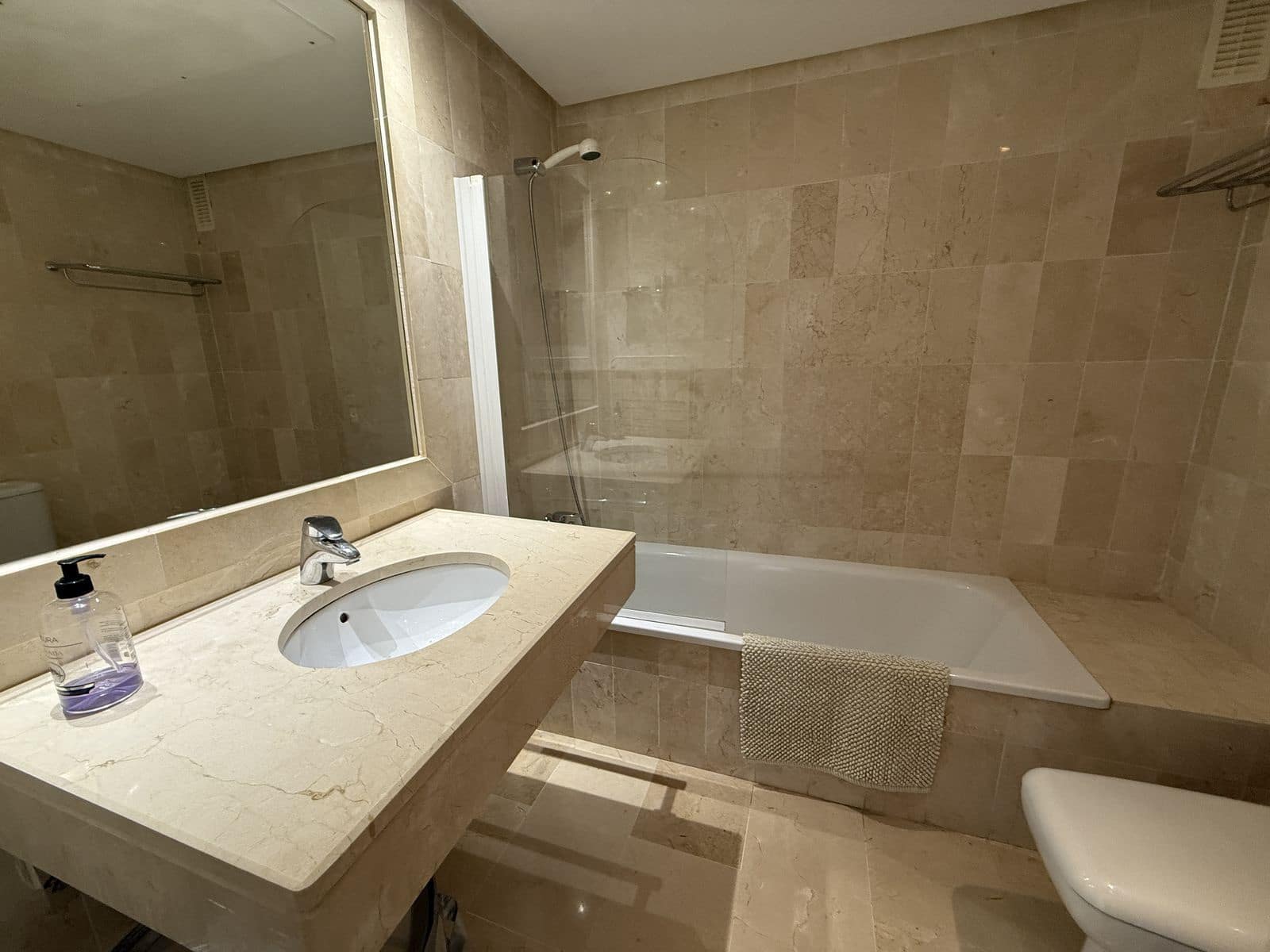 2 bedroom Apartment for sale in Estepona with pool - € 465,000 (Ref: 9290023)