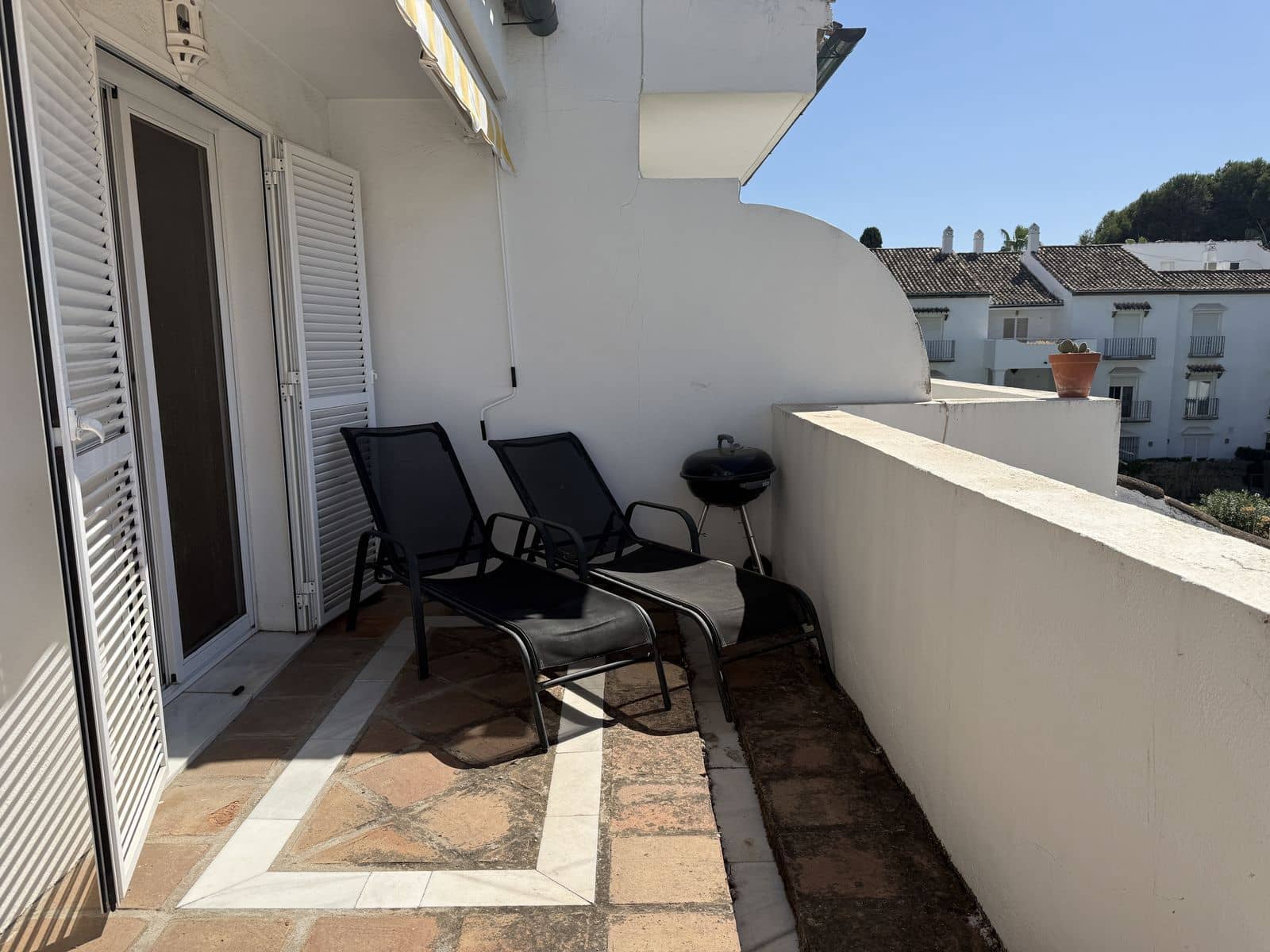 2 bedroom Apartment for sale in Estepona with pool - € 465,000 (Ref: 9290023)