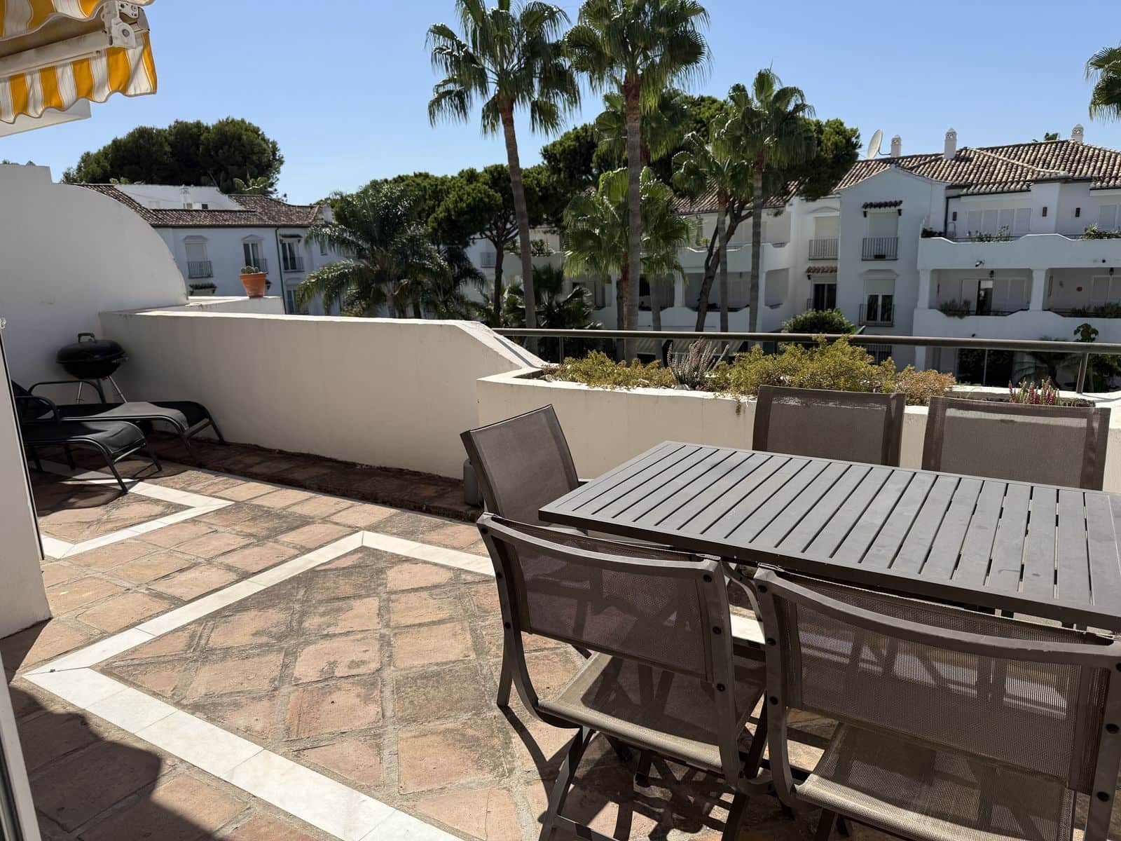 2 bedroom Apartment for sale in Estepona with pool - € 465,000 (Ref: 9290023)