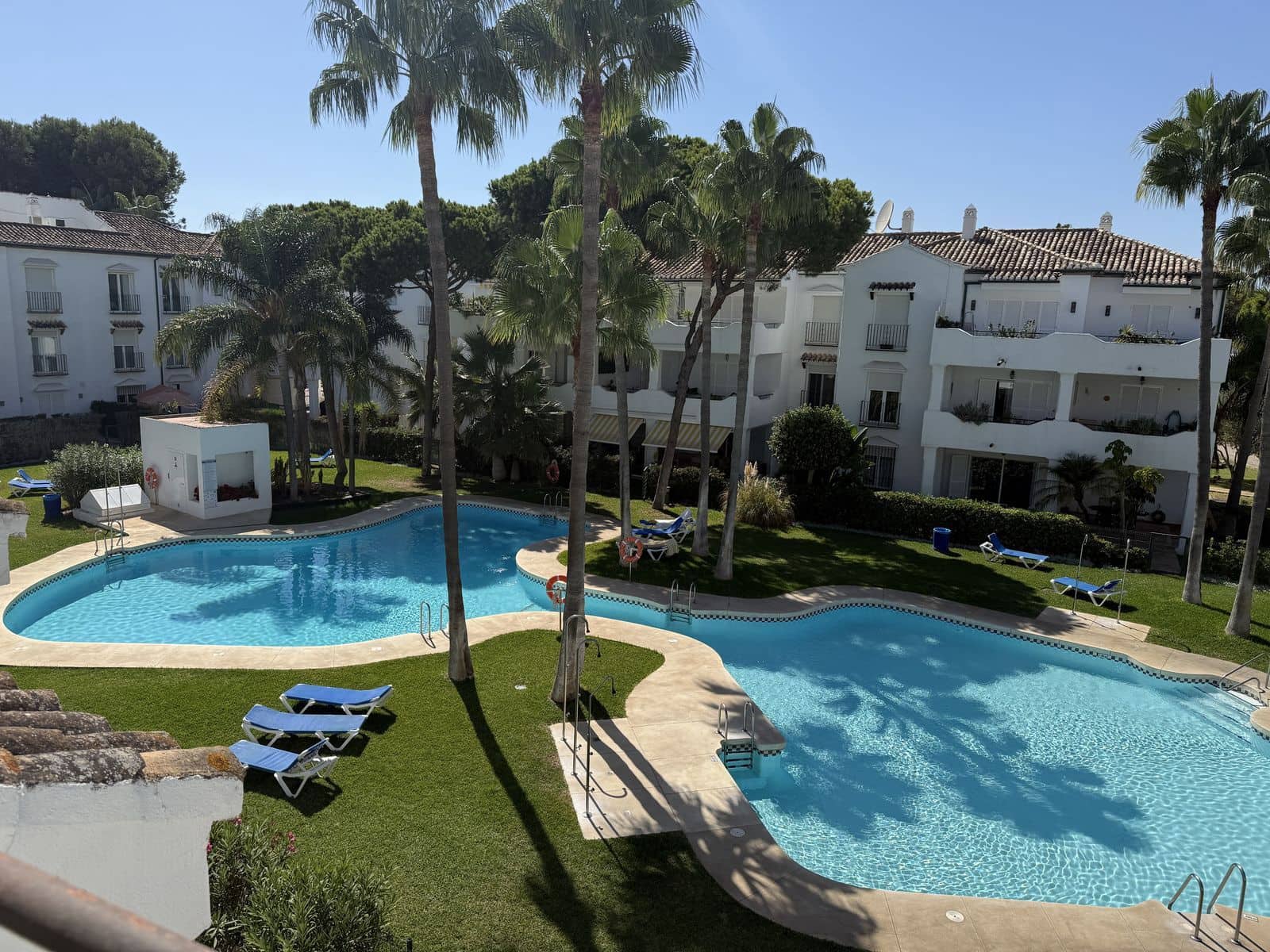 2 bedroom Apartment for sale in Estepona with pool - € 465,000 (Ref: 9290023)
