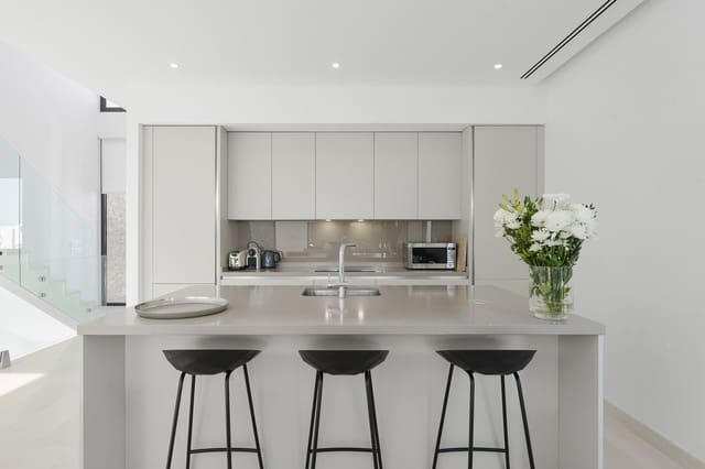 5 soverom Kjedet enebolig til salgs i Cabopino, Marbella med svømmebasseng garasje - € 1 495 000 (Ref: 9290926)