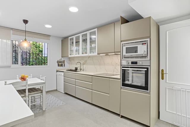 3 sypialnia Dom na sprzedaż w Golden Mile, Marbella z basenem garażem - 880 000 € (Ref: 9290927)