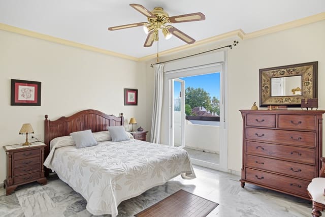 3 sypialnia Dom na sprzedaż w Golden Mile, Marbella z basenem garażem - 880 000 € (Ref: 9290927)