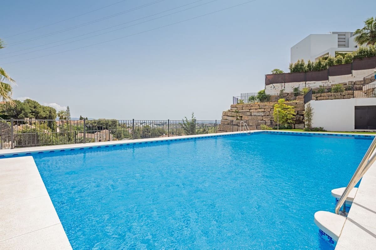 2 soverom Penthouse til salgs i El Paraiso med svømmebasseng garasje - € 690 000 (Ref: 9322820)