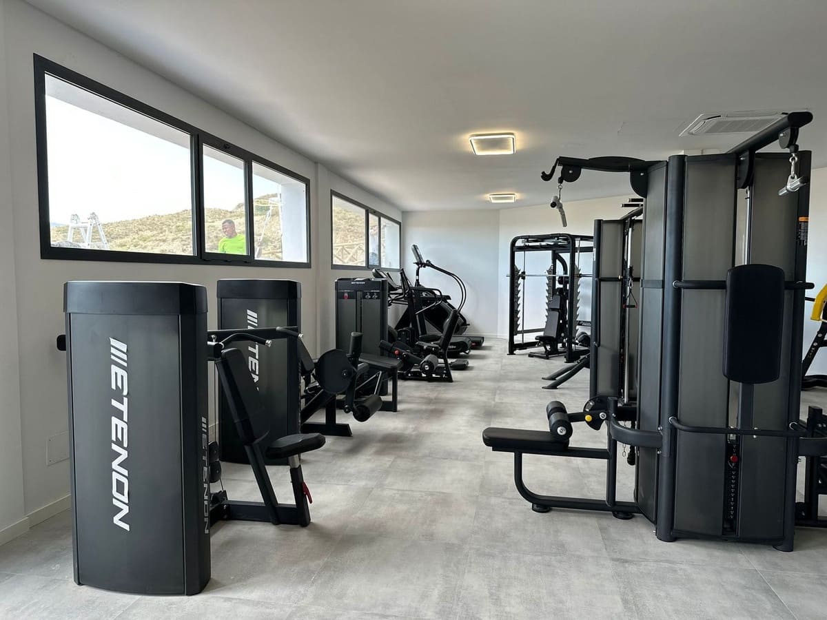 2 soverom Penthouse til salgs i El Paraiso med svømmebasseng garasje - € 690 000 (Ref: 9322820)