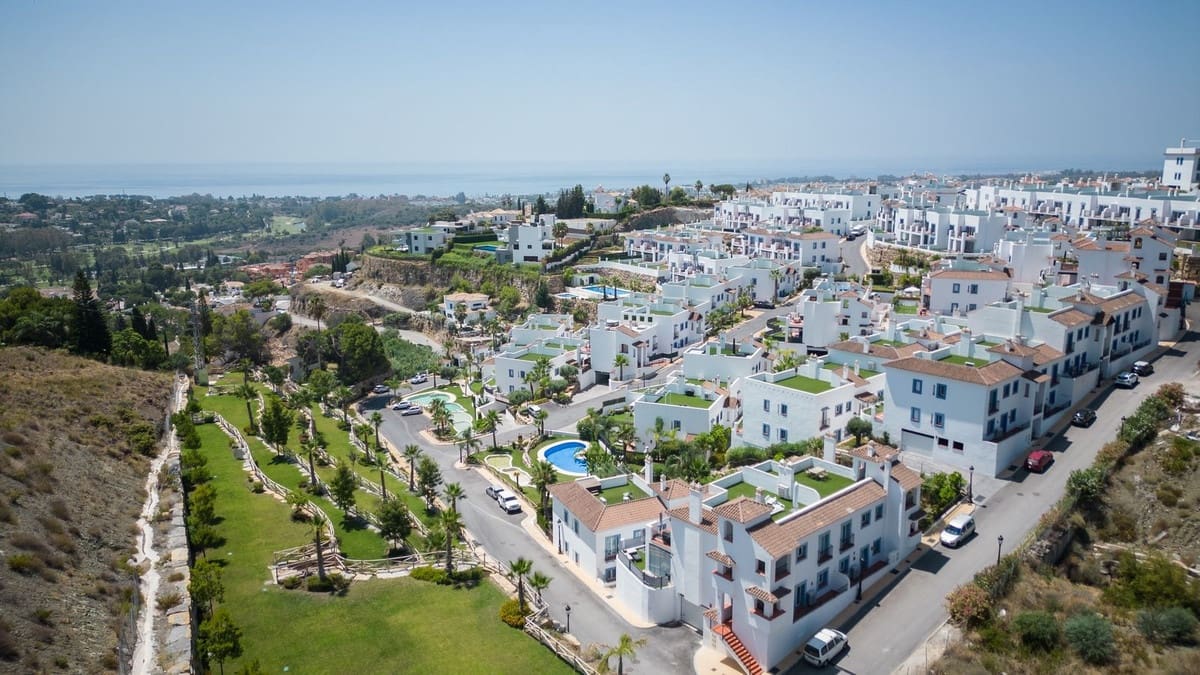 2 soverom Penthouse til salgs i El Paraiso med svømmebasseng garasje - € 690 000 (Ref: 9322820)