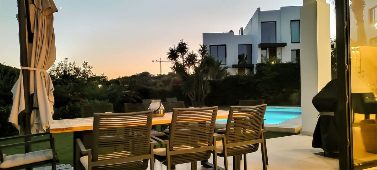 5 soverom Kjedet enebolig til salgs i Cabopino med svømmebasseng garasje - € 1 695 000 (Ref: 9322822)