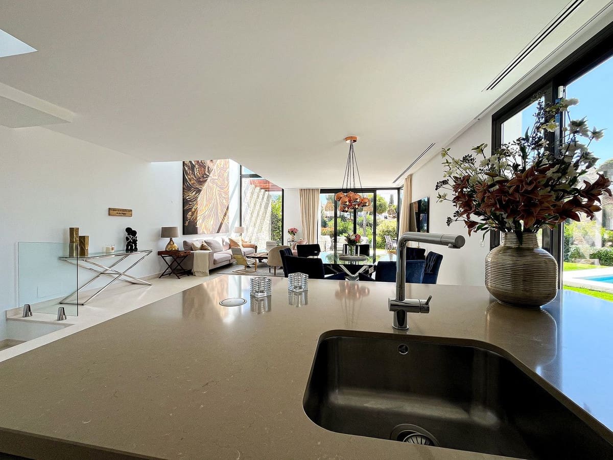 5 soverom Kjedet enebolig til salgs i Cabopino med svømmebasseng garasje - € 1 695 000 (Ref: 9322822)