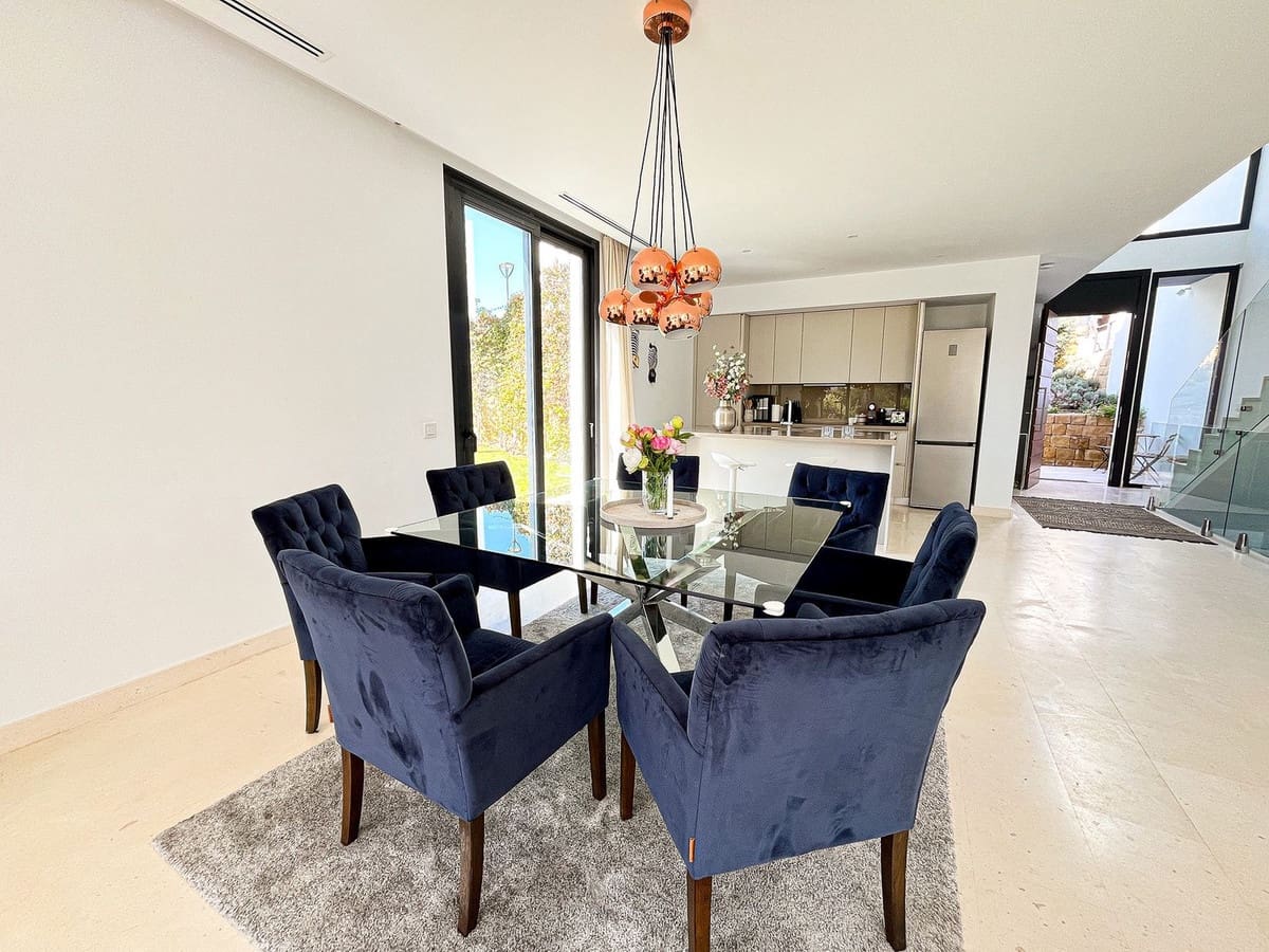 5 soverom Kjedet enebolig til salgs i Cabopino med svømmebasseng garasje - € 1 695 000 (Ref: 9322822)