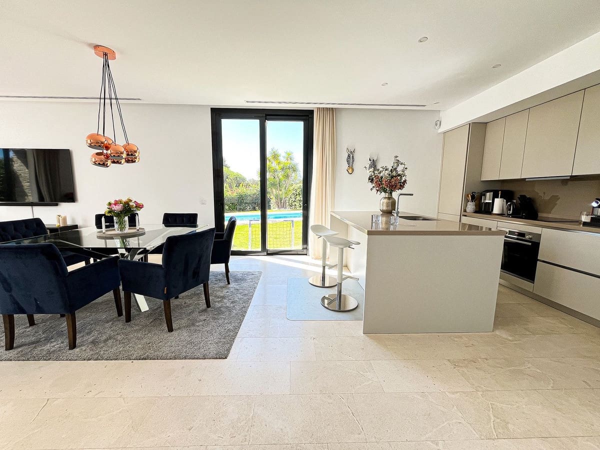 5 soverom Kjedet enebolig til salgs i Cabopino med svømmebasseng garasje - € 1 695 000 (Ref: 9322822)