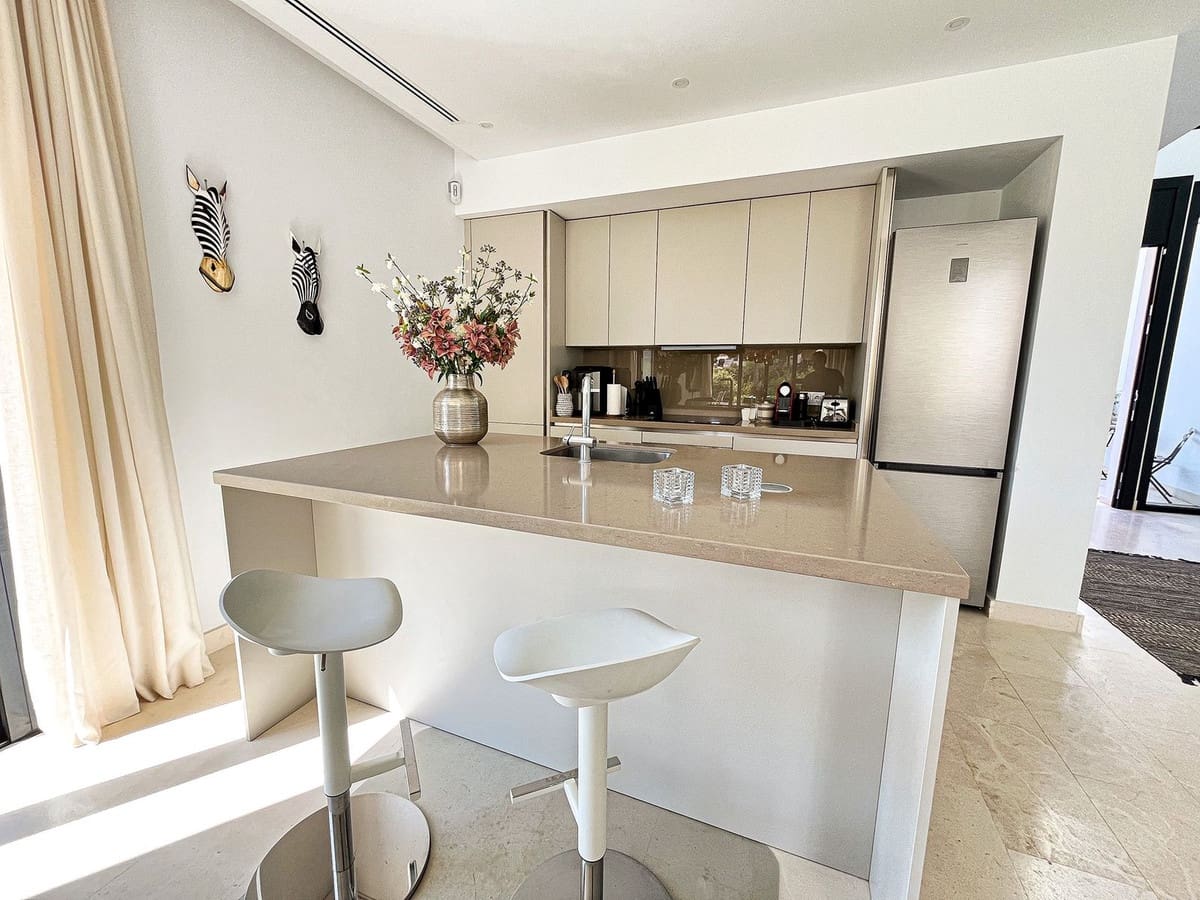 5 soverom Kjedet enebolig til salgs i Cabopino med svømmebasseng garasje - € 1 695 000 (Ref: 9322822)