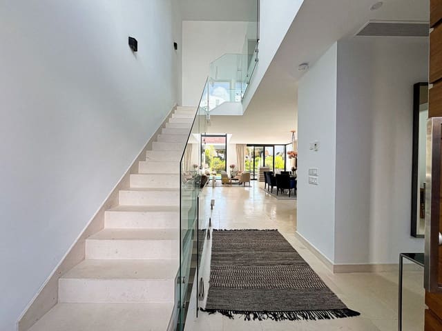 5 sovrum Semi-fristående Villa till salu i Cabopino, Marbella med pool garage - 1 695 000 € (Ref: 9322822)