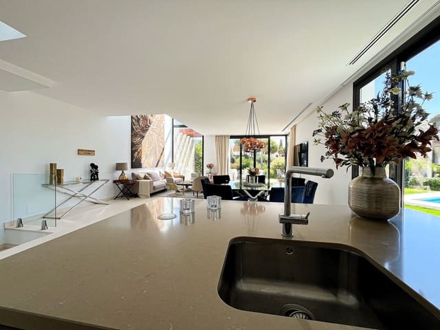 5 sovrum Semi-fristående Villa till salu i Cabopino, Marbella med pool garage - 1 695 000 € (Ref: 9322822)