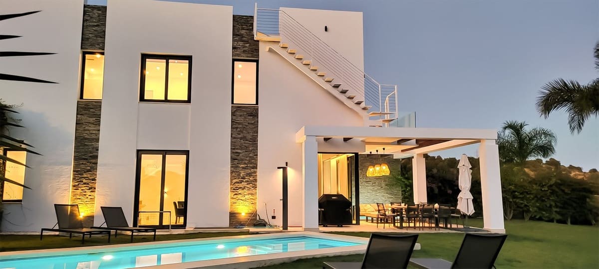 5 soverom Kjedet enebolig til salgs i Cabopino med svømmebasseng garasje - € 1 695 000 (Ref: 9322822)