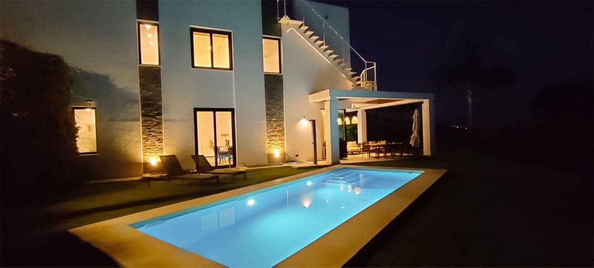 5 soverom Kjedet enebolig til salgs i Cabopino med svømmebasseng garasje - € 1 695 000 (Ref: 9322822)